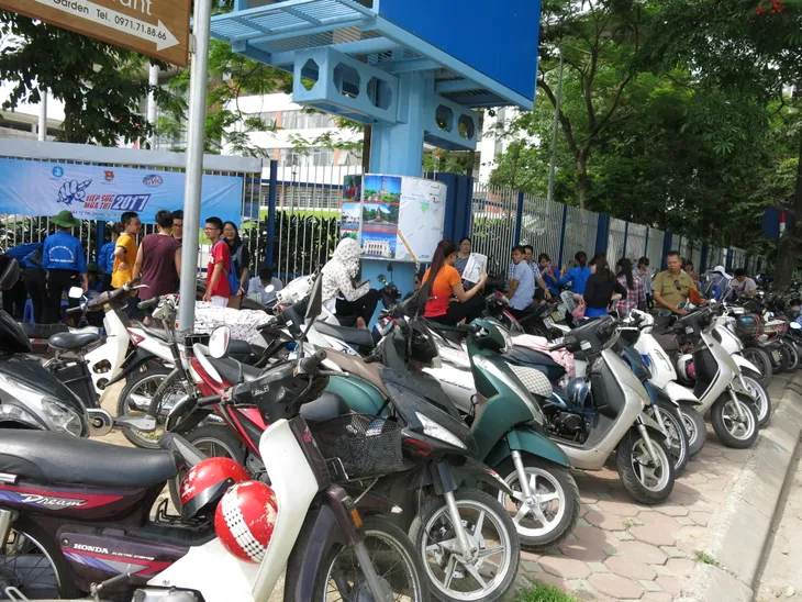 Màu áo xanh giúp xoa dịu “cái nóng” tại kỳ thi THPT Quốc gia 2017 - Ảnh 2. Màu áo xanh giúp xoa dịu “cái nóng” tại kỳ thi THPT Quốc gia 2017 - Ảnh 2.