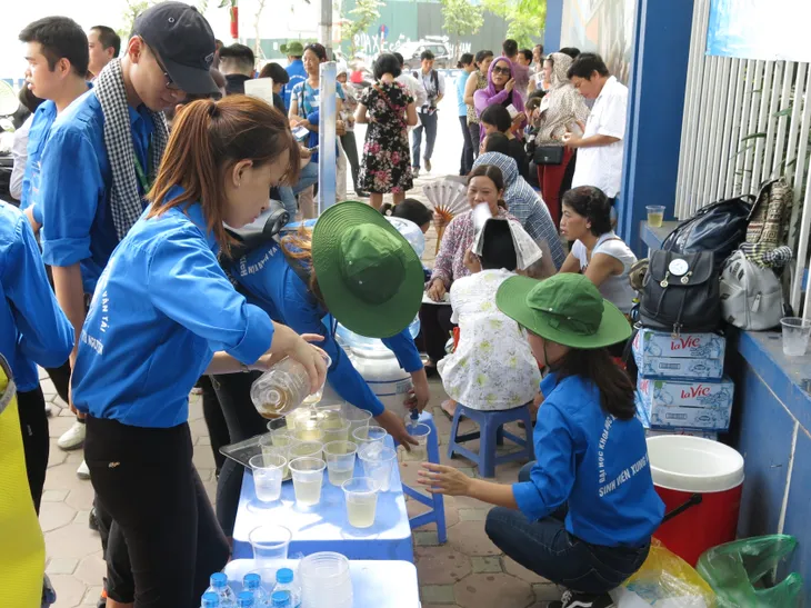 Màu áo xanh giúp xoa dịu “cái nóng” tại kỳ thi THPT Quốc gia 2017 - Ảnh 4. Màu áo xanh giúp xoa dịu “cái nóng” tại kỳ thi THPT Quốc gia 2017 - Ảnh 4.