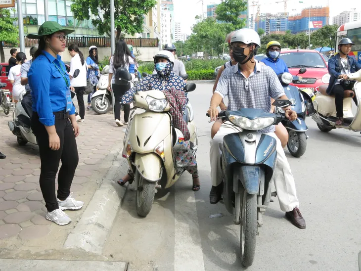 Màu áo xanh giúp xoa dịu “cái nóng” tại kỳ thi THPT Quốc gia 2017 - Ảnh 8. Màu áo xanh giúp xoa dịu “cái nóng” tại kỳ thi THPT Quốc gia 2017 - Ảnh 8.