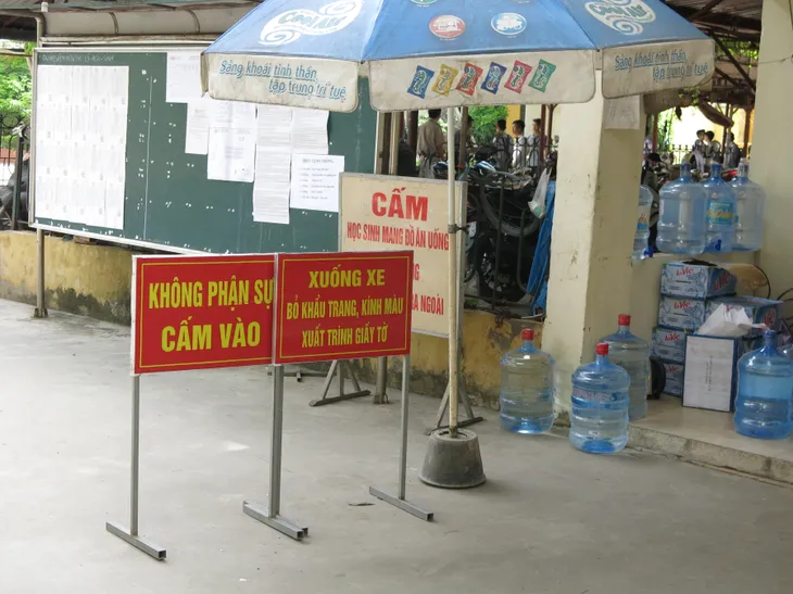 Thi THPT Quốc gia 2017: Nhiều thí sinh hoàn thành sớm bài thi Ngữ văn - Ảnh 5. Thi THPT Quốc gia 2017: Nhiều thí sinh hoàn thành sớm bài thi Ngữ văn - Ảnh 5.