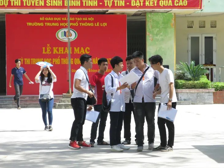 Thi THPT Quốc gia 2017: Nhiều thí sinh hoàn thành sớm bài thi Ngữ văn - Ảnh 8. Thi THPT Quốc gia 2017: Nhiều thí sinh hoàn thành sớm bài thi Ngữ văn - Ảnh 8.