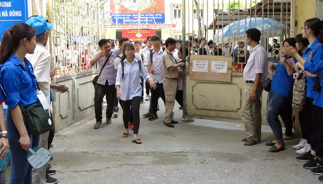 Gần 4.200 bài thi đạt điểm 10: Đề thi dễ hay con em chúng ta giỏi? - Ảnh 2. Gần 4.200 bài thi đạt điểm 10: Đề thi dễ hay con em chúng ta giỏi? - Ảnh 2.