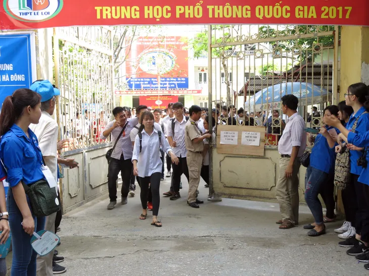 Thi THPT Quốc gia 2017: Nhiều thí sinh hoàn thành sớm bài thi Ngữ văn - Ảnh 11. Thi THPT Quốc gia 2017: Nhiều thí sinh hoàn thành sớm bài thi Ngữ văn - Ảnh 11.