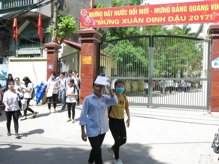 Thi THPT Quốc gia 2017: Nhiều thí sinh hoàn thành sớm bài thi Ngữ văn - Ảnh 15. Thi THPT Quốc gia 2017: Nhiều thí sinh hoàn thành sớm bài thi Ngữ văn - Ảnh 15.