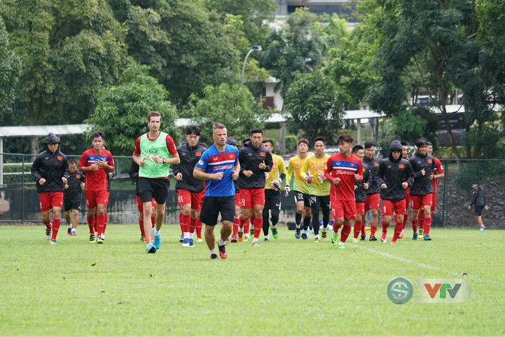 Ảnh: U22 Việt Nam hào hứng tập dưới mưa - Ảnh 1. Ảnh: U22 Việt Nam hào hứng tập dưới mưa - Ảnh 1.