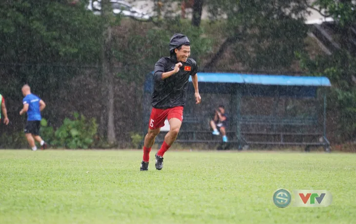 Ảnh: U22 Việt Nam hào hứng tập dưới mưa - Ảnh 2. Ảnh: U22 Việt Nam hào hứng tập dưới mưa - Ảnh 2.