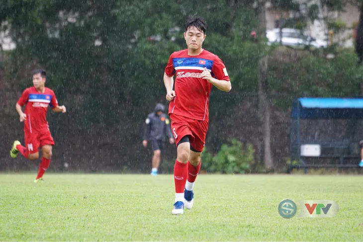 Ảnh: U22 Việt Nam hào hứng tập dưới mưa - Ảnh 3. Ảnh: U22 Việt Nam hào hứng tập dưới mưa - Ảnh 3.