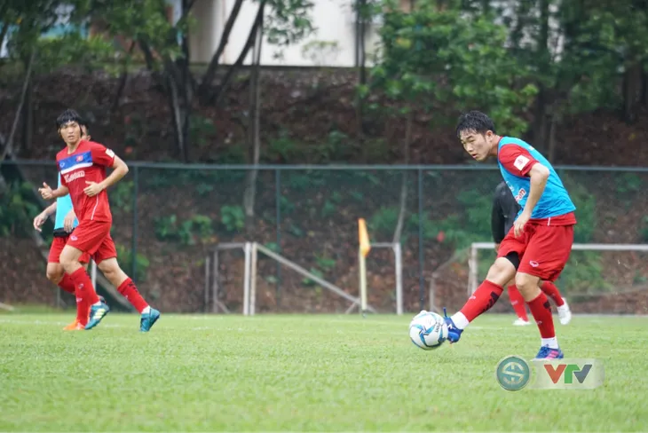 Ảnh: U22 Việt Nam hào hứng tập dưới mưa - Ảnh 7. Ảnh: U22 Việt Nam hào hứng tập dưới mưa - Ảnh 7.