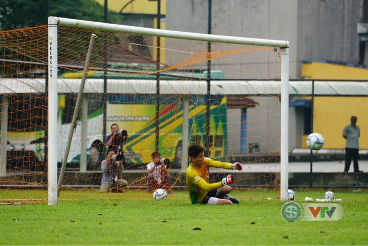 Ảnh: U22 Việt Nam hào hứng tập dưới mưa - Ảnh 10. Ảnh: U22 Việt Nam hào hứng tập dưới mưa - Ảnh 10.