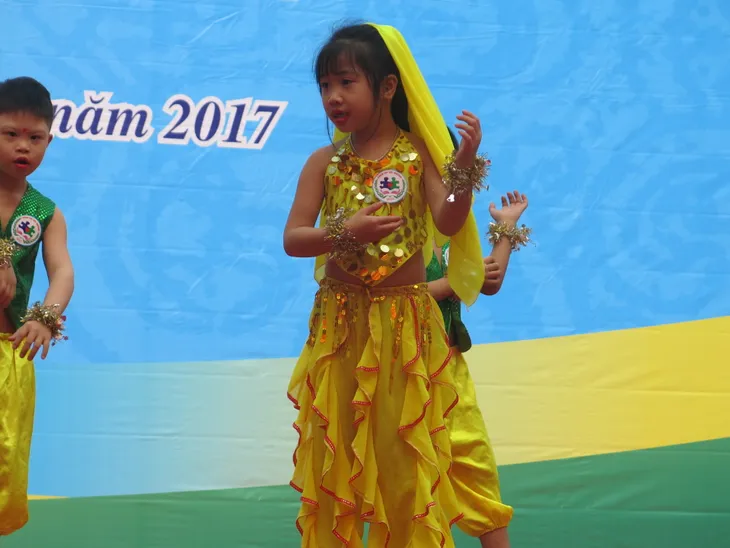Vòng tay yêu thương - Ngày hội dành cho trẻ tự kỷ - Ảnh 2. Vòng tay yêu thương - Ngày hội dành cho trẻ tự kỷ - Ảnh 2.