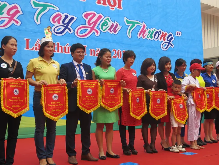 Vòng tay yêu thương - Ngày hội dành cho trẻ tự kỷ - Ảnh 7. Vòng tay yêu thương - Ngày hội dành cho trẻ tự kỷ - Ảnh 7.