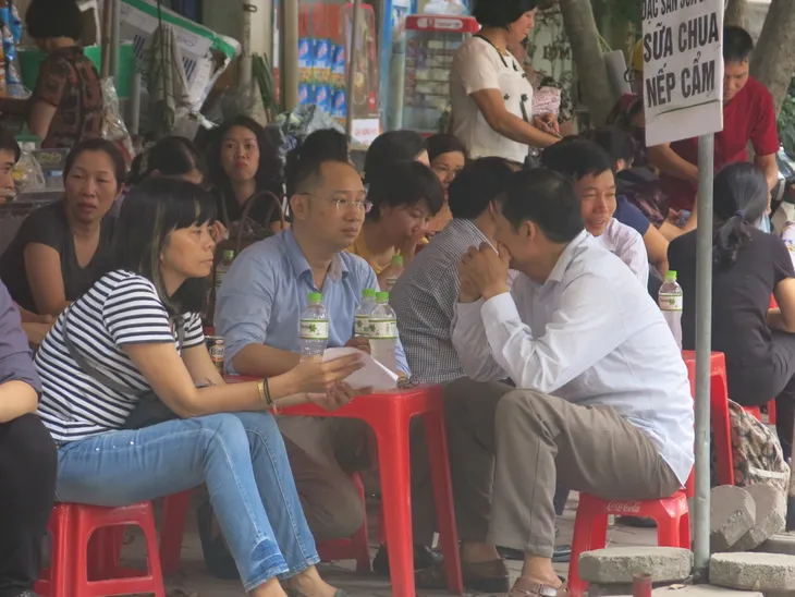 Thi THPT chuyên 2017: Phụ huynh hồi hộp đợi con ngoài phòng thi - Ảnh 4.