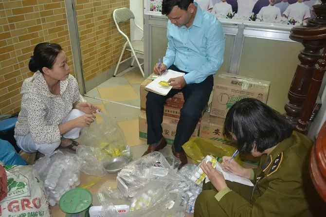 Đình chỉ phòng khám tự ý đóng gói, pha chế thuốc tại Hà Nội - Ảnh 1. Đình chỉ phòng khám tự ý đóng gói, pha chế thuốc tại Hà Nội - Ảnh 1.