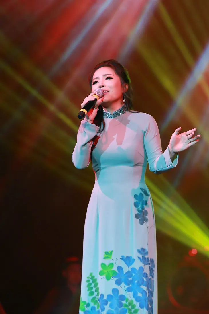 Sao Mai Bạch Trà khoe giọng hát ngọt ngào trong đêm nhạc Vết chân tròn trên cát - Ảnh 3. Sao Mai Bạch Trà khoe giọng hát ngọt ngào trong đêm nhạc Vết chân tròn trên cát - Ảnh 3.