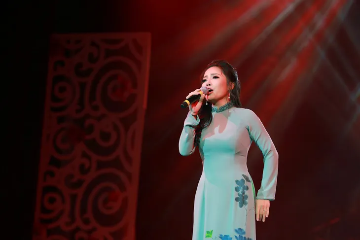 Sao Mai Bạch Trà khoe giọng hát ngọt ngào trong đêm nhạc Vết chân tròn trên cát - Ảnh 2. Sao Mai Bạch Trà khoe giọng hát ngọt ngào trong đêm nhạc Vết chân tròn trên cát - Ảnh 2.