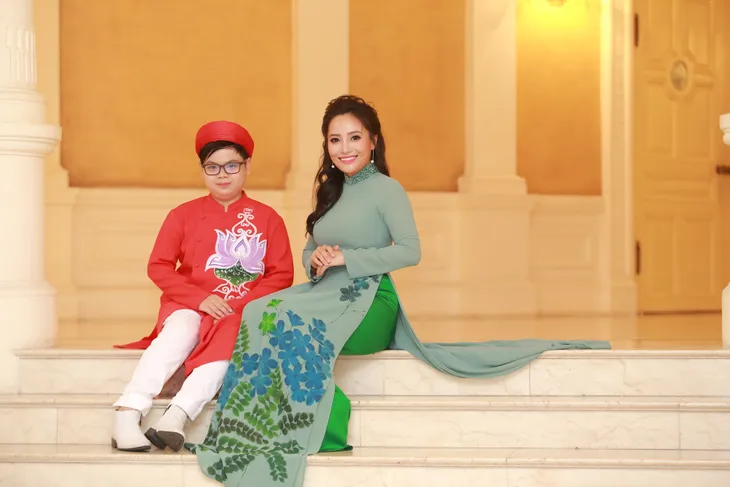 Sao Mai Bạch Trà khoe giọng hát ngọt ngào trong đêm nhạc Vết chân tròn trên cát - Ảnh 1. Sao Mai Bạch Trà khoe giọng hát ngọt ngào trong đêm nhạc Vết chân tròn trên cát - Ảnh 1.