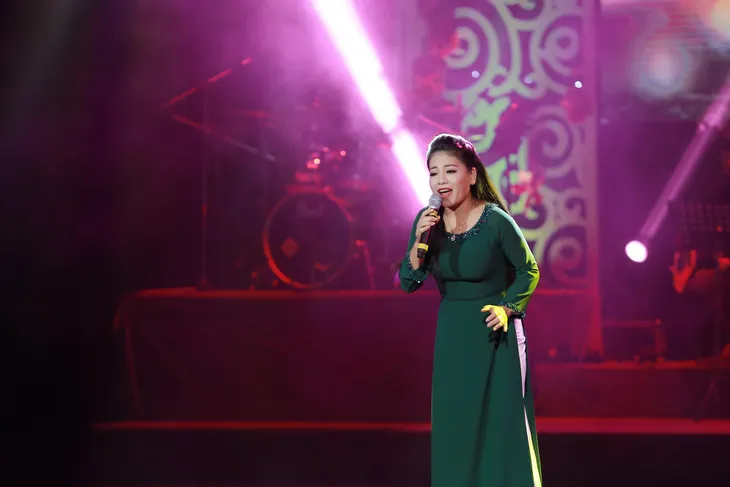 Sao Mai Bạch Trà khoe giọng hát ngọt ngào trong đêm nhạc Vết chân tròn trên cát - Ảnh 4. Sao Mai Bạch Trà khoe giọng hát ngọt ngào trong đêm nhạc Vết chân tròn trên cát - Ảnh 4.