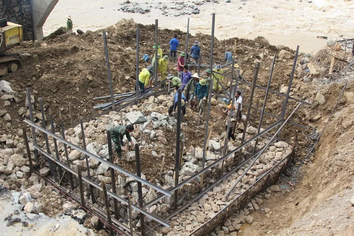 Khẩn trương khắc phục 2 đầu cầu Nặm Păm bị lũ cuốn trôi - Ảnh 1. Khẩn trương khắc phục 2 đầu cầu Nặm Păm bị lũ cuốn trôi - Ảnh 1.