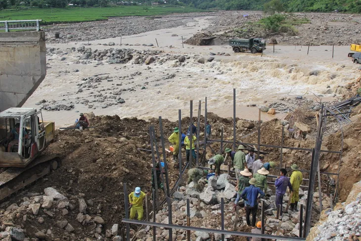 Khẩn trương khắc phục 2 đầu cầu Nặm Păm bị lũ cuốn trôi - Ảnh 3. Khẩn trương khắc phục 2 đầu cầu Nặm Păm bị lũ cuốn trôi - Ảnh 3.