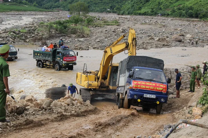 Khẩn trương khắc phục 2 đầu cầu Nặm Păm bị lũ cuốn trôi - Ảnh 4. Khẩn trương khắc phục 2 đầu cầu Nặm Păm bị lũ cuốn trôi - Ảnh 4.