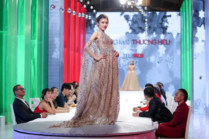 The Face - Tập 6: Thua cuộc trong thử thách catwalk nhưng đội Hoàng Thùy vẫn rất hài lòng - Ảnh 1. The Face - Tập 6: Thua cuộc trong thử thách catwalk nhưng đội Hoàng Thùy vẫn rất hài lòng - Ảnh 1.