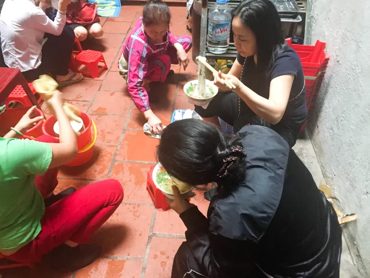 Hàng quán vỉa hè chuyển lên tầng thượng buôn bán để thích nghi - Ảnh 5. Hàng quán vỉa hè chuyển lên tầng thượng buôn bán để thích nghi - Ảnh 5.