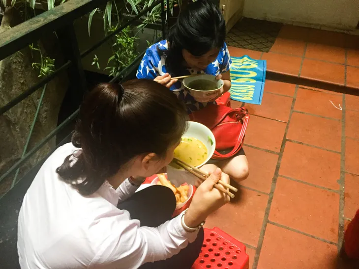 Hàng quán vỉa hè chuyển lên tầng thượng buôn bán để thích nghi - Ảnh 4. Hàng quán vỉa hè chuyển lên tầng thượng buôn bán để thích nghi - Ảnh 4.