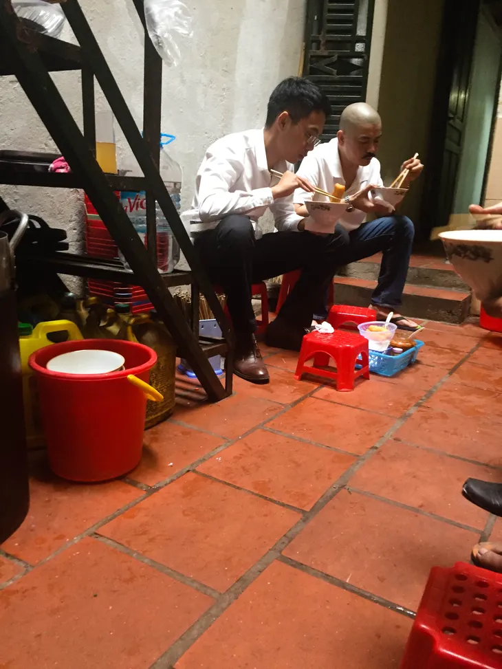Hàng quán vỉa hè chuyển lên tầng thượng buôn bán để thích nghi - Ảnh 3. Hàng quán vỉa hè chuyển lên tầng thượng buôn bán để thích nghi - Ảnh 3.