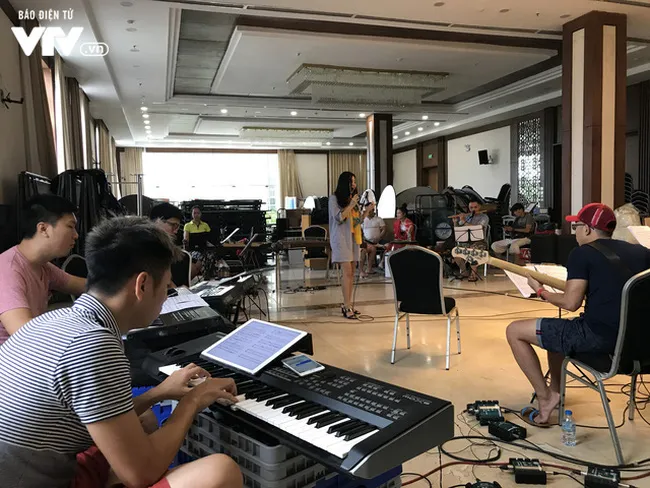 Mặc mưa bão, các thí sinh Sao Mai 2017 vẫn quyết tâm cháy hết mình - Ảnh 1. Mặc mưa bão, các thí sinh Sao Mai 2017 vẫn quyết tâm cháy hết mình - Ảnh 1.