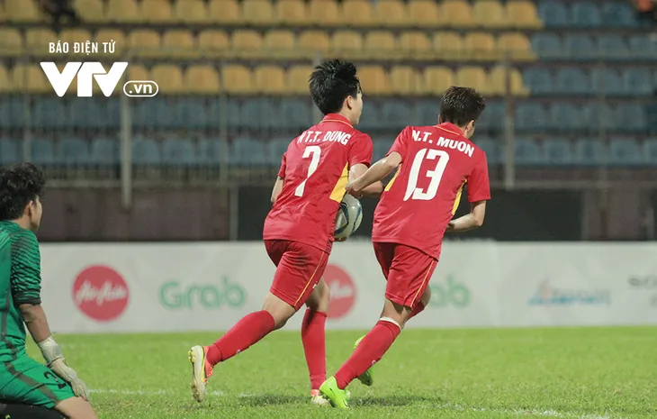Vỡ oà niềm vui ngày ĐT nữ Việt Nam giành HCV SEA Games 29 - Ảnh 2. Vỡ oà niềm vui ngày ĐT nữ Việt Nam giành HCV SEA Games 29 - Ảnh 2.