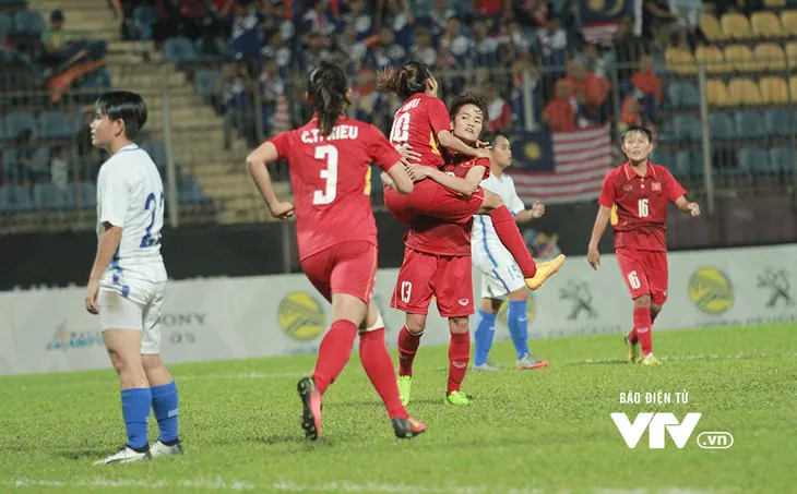 Vỡ oà niềm vui ngày ĐT nữ Việt Nam giành HCV SEA Games 29 - Ảnh 4. Vỡ oà niềm vui ngày ĐT nữ Việt Nam giành HCV SEA Games 29 - Ảnh 4.
