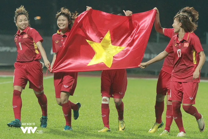 Vỡ oà niềm vui ngày ĐT nữ Việt Nam giành HCV SEA Games 29 - Ảnh 5. Vỡ oà niềm vui ngày ĐT nữ Việt Nam giành HCV SEA Games 29 - Ảnh 5.