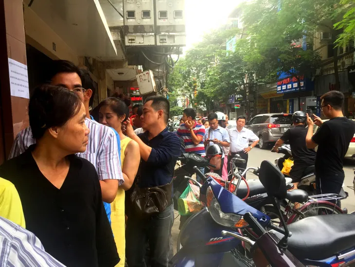 Người dân đội mưa nắng xếp hàng dài mua bánh Trung thu - Ảnh 3. Người dân đội mưa nắng xếp hàng dài mua bánh Trung thu - Ảnh 3.