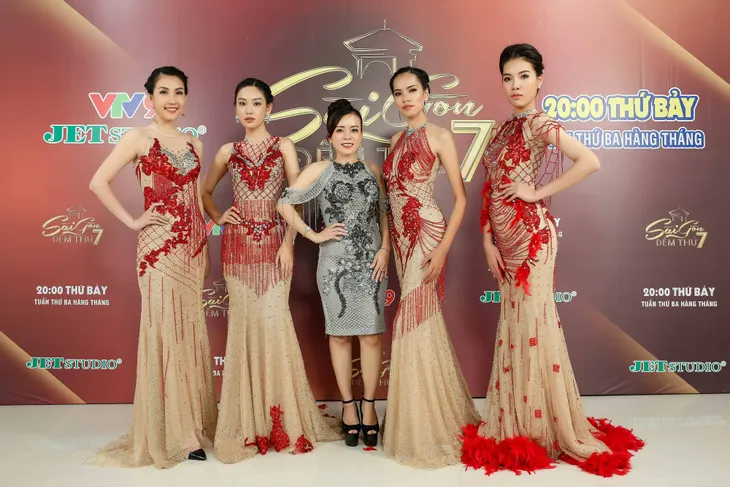 Ấn tượng BST lấp lánh Vũ khúc mùa đông trên sân khấu Sài Gòn đêm thứ 7 - Ảnh 1. Ấn tượng BST lấp lánh Vũ khúc mùa đông trên sân khấu Sài Gòn đêm thứ 7 - Ảnh 1.