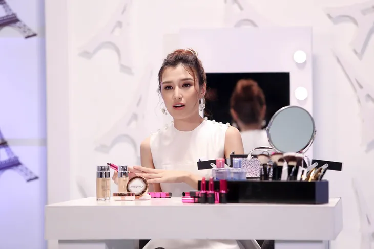 Đây là cô gái có biệt danh phượng hoàng lửa của The Face - Ảnh 3. Đây là cô gái có biệt danh phượng hoàng lửa của The Face - Ảnh 3.