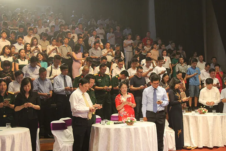 Những khoảnh khắc đáng nhớ của Gala 9 năm Trái tim cho em Viết tiếp ước mơ - Ảnh 8. Những khoảnh khắc đáng nhớ của Gala 9 năm Trái tim cho em Viết tiếp ước mơ - Ảnh 8.