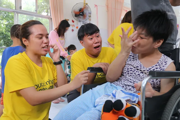 Việt Hương cúi đầu nể phục diễn viên Quốc Tuấn - Ảnh 8. Việt Hương cúi đầu nể phục diễn viên Quốc Tuấn - Ảnh 8.