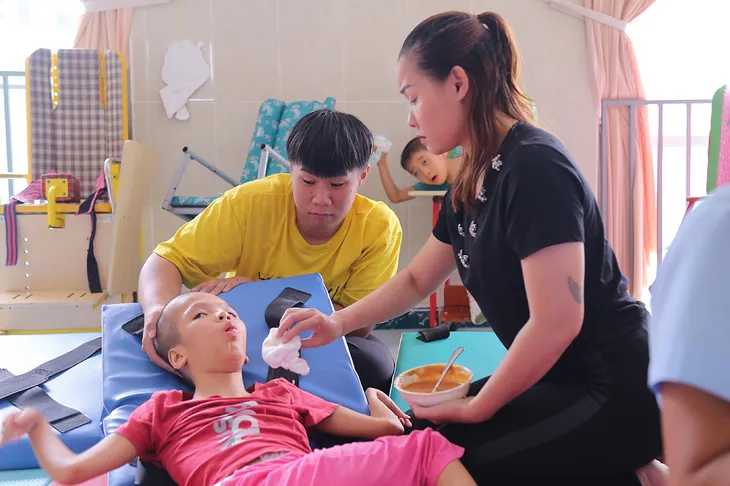 Việt Hương cúi đầu nể phục diễn viên Quốc Tuấn - Ảnh 6. Việt Hương cúi đầu nể phục diễn viên Quốc Tuấn - Ảnh 6.