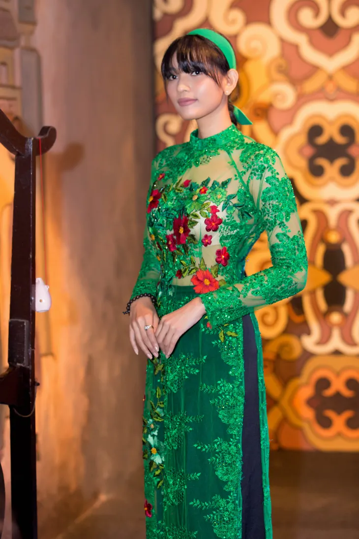Trương Thị May diện áo dài xuyên thấu đọ dáng Thùy Dung, Lệ Hằng - Ảnh 8.