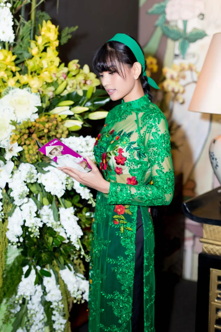Trương Thị May diện áo dài xuyên thấu đọ dáng Thùy Dung, Lệ Hằng - Ảnh 10.