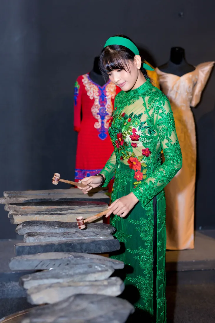 Trương Thị May diện áo dài xuyên thấu đọ dáng Thùy Dung, Lệ Hằng - Ảnh 12.