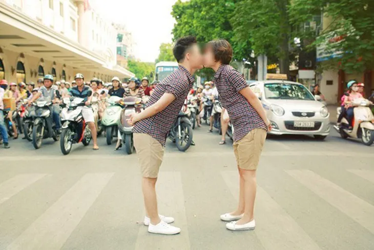 Chụp ảnh cưới giữa ngã tư đèn đỏ: Lãng mạn hay đùa với tính mạng? - Ảnh 6. Chụp ảnh cưới giữa ngã tư đèn đỏ: Lãng mạn hay đùa với tính mạng? - Ảnh 6.