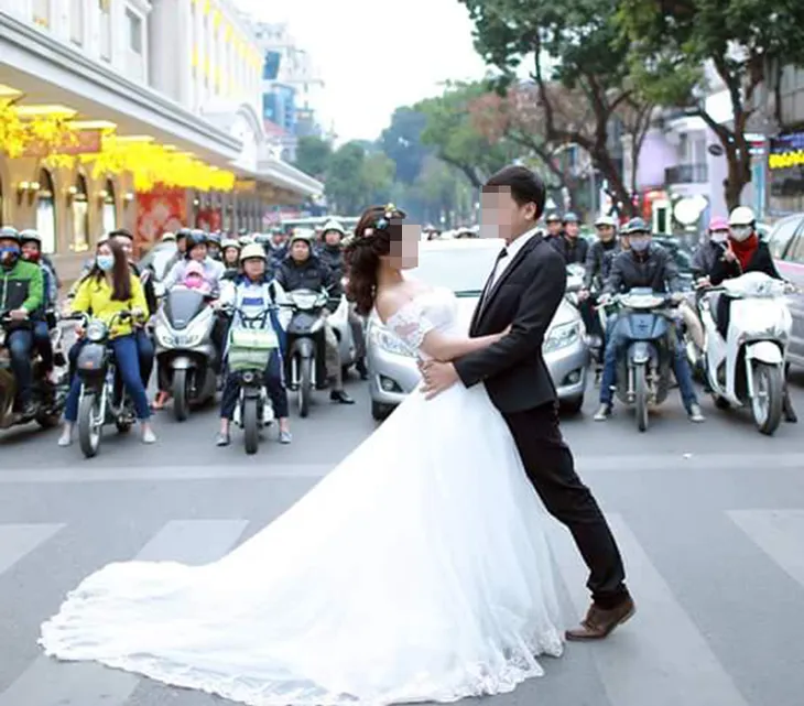 Chụp ảnh cưới giữa ngã tư đèn đỏ: Lãng mạn hay đùa với tính mạng? - Ảnh 10. Chụp ảnh cưới giữa ngã tư đèn đỏ: Lãng mạn hay đùa với tính mạng? - Ảnh 10.