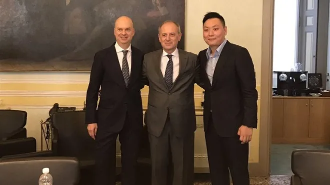 NÓNG: Chủ tịch Berlusconi chính thức bán Milan cho đối tác Trung Quốc - Ảnh 2.