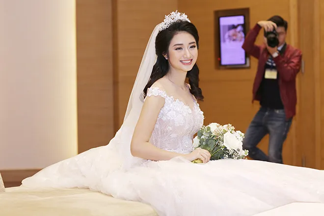 Hoa hậu Thu Ngân rạng ngời trong lễ cưới - Ảnh 1. Hoa hậu Thu Ngân rạng ngời trong lễ cưới - Ảnh 1.