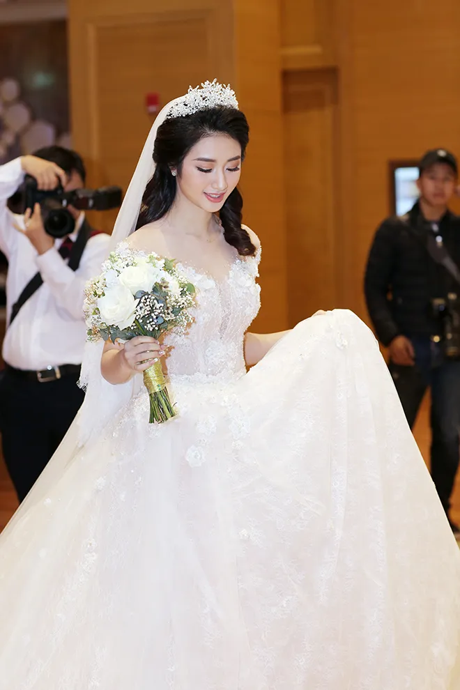 Hoa hậu Thu Ngân rạng ngời trong lễ cưới - Ảnh 3. Hoa hậu Thu Ngân rạng ngời trong lễ cưới - Ảnh 3.