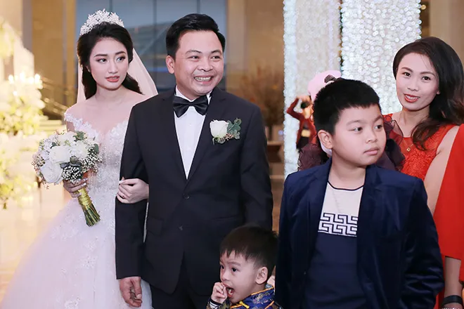 Hoa hậu Thu Ngân rạng ngời trong lễ cưới - Ảnh 4. Hoa hậu Thu Ngân rạng ngời trong lễ cưới - Ảnh 4.