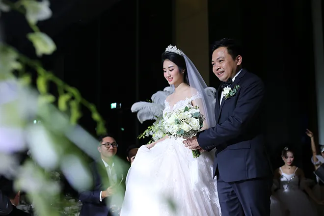 Hoa hậu Thu Ngân rạng ngời trong lễ cưới - Ảnh 7. Hoa hậu Thu Ngân rạng ngời trong lễ cưới - Ảnh 7.