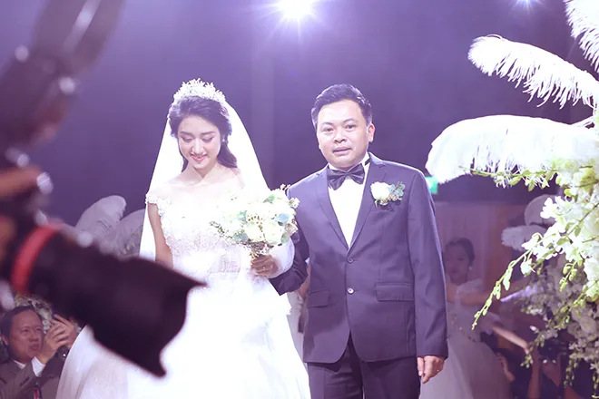 Hoa hậu Thu Ngân rạng ngời trong lễ cưới - Ảnh 8. Hoa hậu Thu Ngân rạng ngời trong lễ cưới - Ảnh 8.
