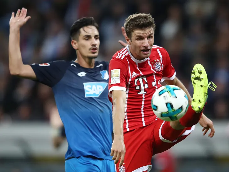 Bayern Munich hỗn loạn: Mueller đòi đến M.U, CEO chỉ trích và đe doạ Lewandowski - Ảnh 1.